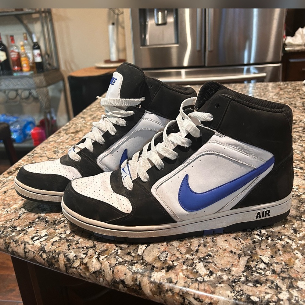 NIKE - Sz 10 Men’s Nike Hightop Sneakers - GUC